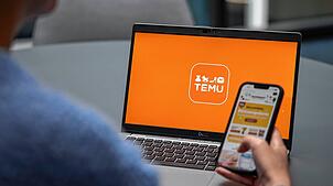Blick auf einen Laptop mit dem Logo der App Temu (gestellte Szene).