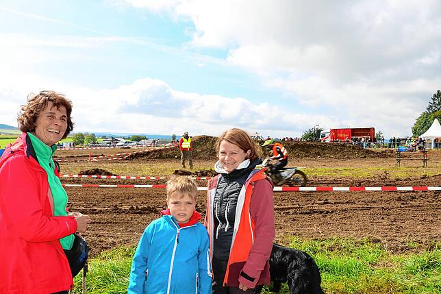 Bild 15: Geländemaschinen drehen auf: Motocross-Fahrer beweisen bei der Enduro-Challenge in Löffingen Geschicklichkeit und Mut