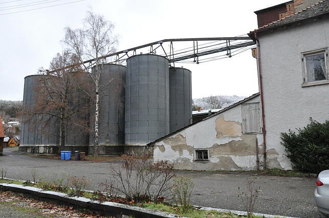 Das soll weg: Die alte Siloanlage hinter der früheren Espasinger Brauerei soll einem Mehrfamilienhaus weichen.