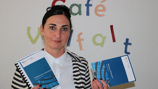 Justyna Plaza-Köder wertet eine Umfrage über Schwierigkeiten der Integration von Migranten aus. Oft fehlt es an Information. Diese gibt ...