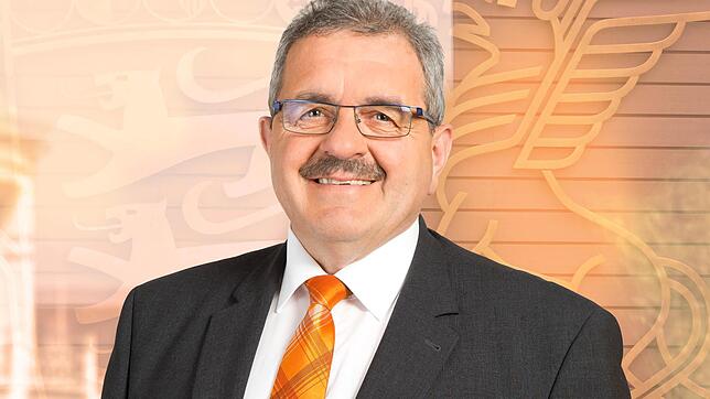 Karl Rombach verkündet die gute Nachricht: Es gibt mehr als eine Million Euro Fördergelder für den Zweckverband Breitbandausbau.