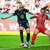Wolfsburgs Rebecka Blomqvist (l) setzt zum Tor zum 2:1 an.