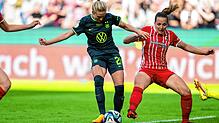 Wolfsburgs Rebecka Blomqvist (l) setzt zum Tor zum 2:1 an.