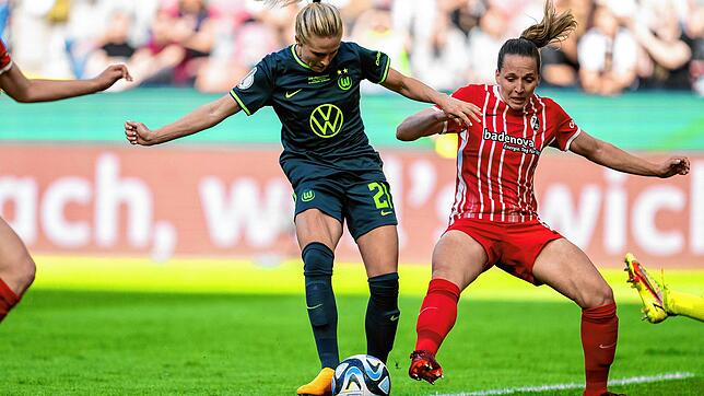 Wolfsburgs Rebecka Blomqvist (l) setzt zum Tor zum 2:1 an.