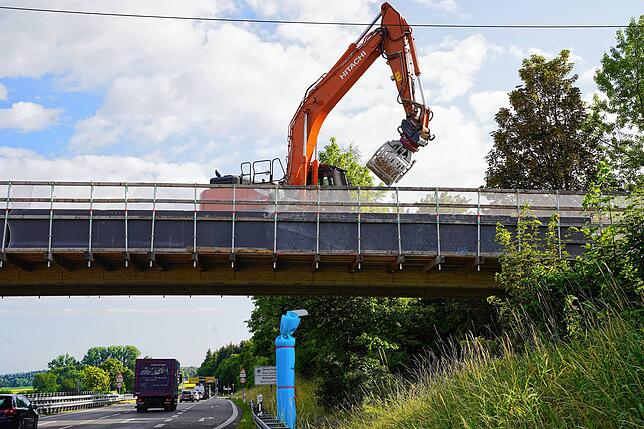Ein Bagger arbeitet an der Sanierung der Brücke.