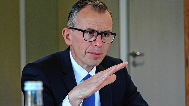 Von der Corona-Pandemie gibt es noch Nachwirkungen &ndash; Landrat Sven Hinterseh erklärt, worum es sich dabei genau handelt.