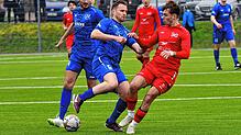 Matchwinner: Leon Hess (rechts, gegen Stefan Hilpüsch vom TuS Efringen-Kirchen) traf beim 3:2-Sieg des SV Jestetten in Schönau doppelt.
