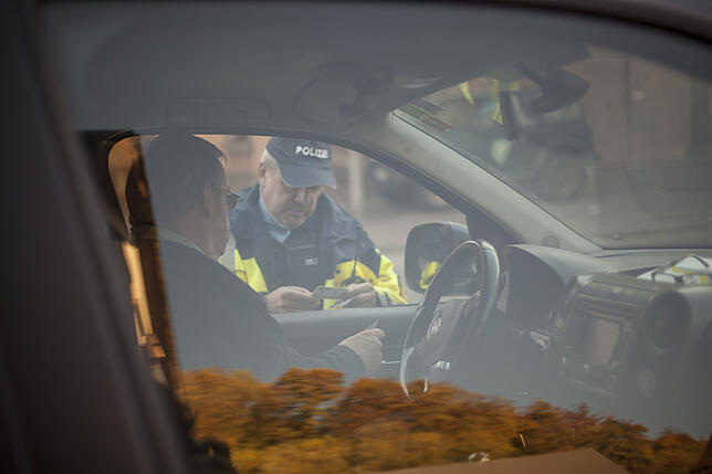 Mit Weitblick: Uwe Strobel kontrolliert an der B 34 in Schwörstadt die Papiere eines Autofahrers.