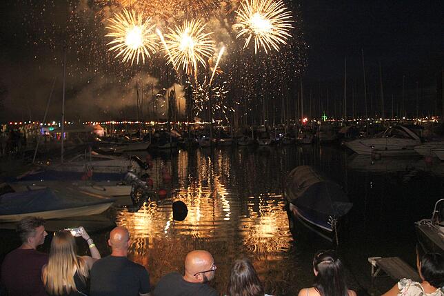 Gegegn 22.15 Uhr erleuchtete das romantische Feuerwerk den Nachthimmel über dem Festgelände. Das See-Feuerwerk begeisterte wieder mit ...