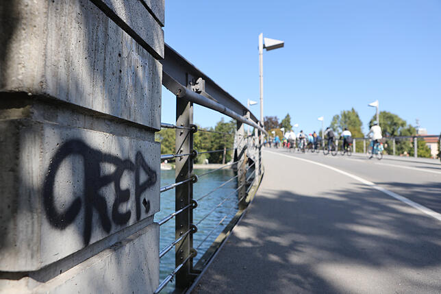 An der Zufahrt zur Fahrradbrücke findet sich ebenfalls eine CREP-Signatur.