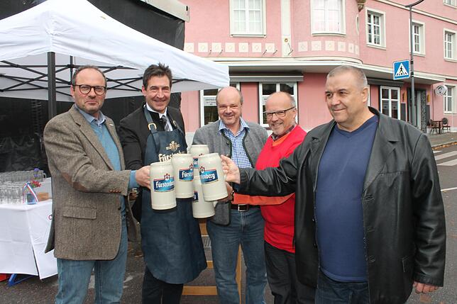Das erste Fass Herbstfest-Bier ist angezapft: (von links) Bürgermeister Severin Graf, OB Erik Pauly,Oliver Eckerle, Stéphane Leyenberger ...