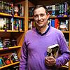 Die Bücher sind in den Regalen, aber müssen noch etwas entstaubt werden: Axel Beurer, Inhaber der Morys Hofbuchhandlung in ...