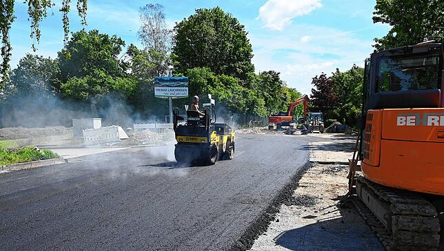 Mit Hochdruck wurden die Kanalbauarbeiten im westlichen Teil der Lauchringer Straße vorgenommen, um die Zufahrt zu den ...