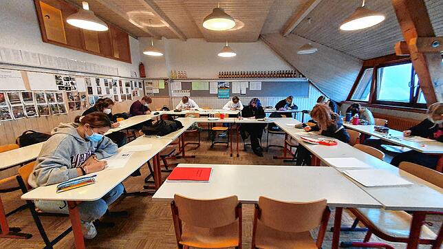 Eine elfte Klasse der Freien Waldorfschule Überlingen sitzt vor einer Deutschklausur. Das Bild entstand im November, als das ...