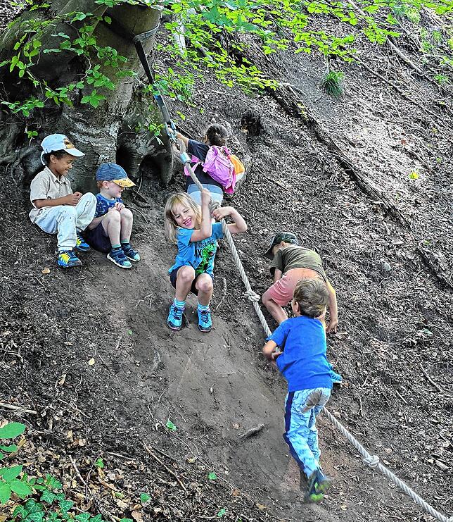 Kaum wegzubringen sind die Kinder an der Station „Klettern am Seil“ – am Seil hoch, auf dem Hosenboden wieder runter...