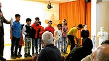 Horst Weible mit Kindern aus der Gemeinschaftsunterkunft beim Café der Begegnungen im Jahr 2024. Bild: Rotraud Opfermann