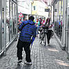 Ein Bettler, der im Sommer in Konstanz unterwegs war. Viele von ihnen sind mit einer Organisation in Deutschland. Bild: Claudia Wagner
