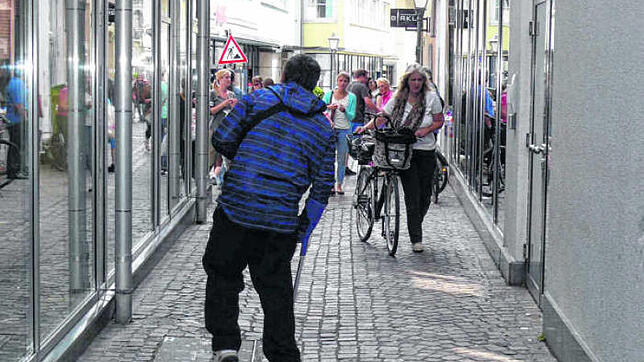 Ein Bettler, der im Sommer in Konstanz unterwegs war. Viele von ihnen sind mit einer Organisation in Deutschland. Bild: Claudia Wagner