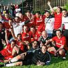FC Wehr krönt seine Saison: Dank der Treffer von Sven Oertel (vorn, links) gewinnt die Eld von Trainer Lothar Silfang (rechts) mit 2:0 ...