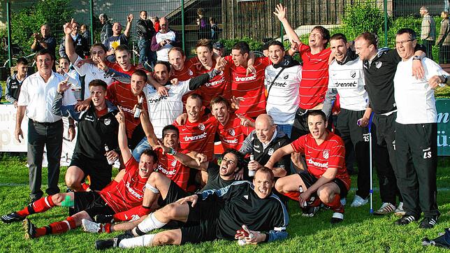 FC Wehr krönt seine Saison: Dank der Treffer von Sven Oertel (vorn, links) gewinnt die Eld von Trainer Lothar Silfang (rechts) mit 2:0 ...