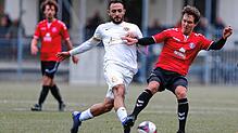Der SC Konstanz-Wollmatingen (rechts Nicolas Gamp) kämpft gegen den Türk. SV Singen (links Gani Hamdushi) um den Einzug ins Halbfinale.