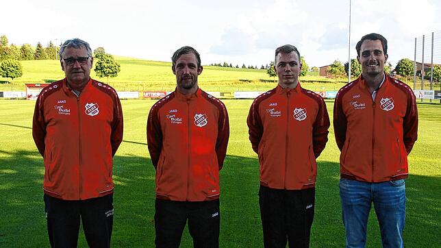 Die Trainer und Zugänge beim SV Aasen: (von links) Trainer Axel Schweizer, Fabian Müller, Luis Storz und Spielausschussvorsitzender ...