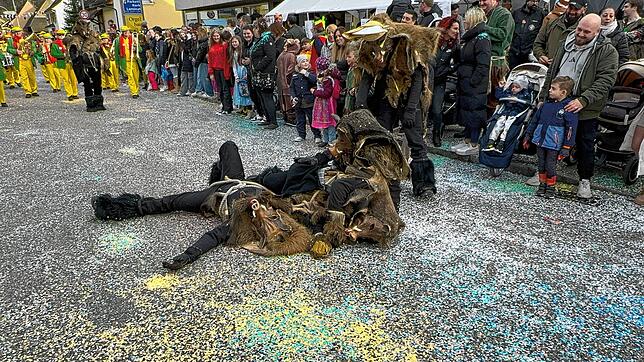 Bild 39: Narren feiern ausgelassen &ndash; Bilder vom Umzug (Teil 2)