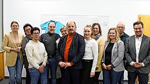 Ärzte- und Praxisteam mit der Verwaltung in Vorfreude. Groß ist die Freude auch bei Hans-Peter Brändle (vierter von links), Waltraud ...