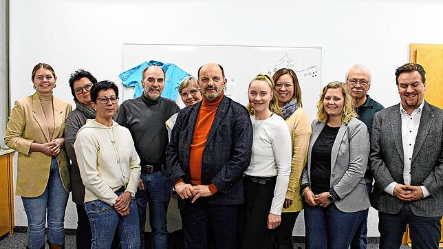 Ärzte- und Praxisteam mit der Verwaltung in Vorfreude. Groß ist die Freude auch bei Hans-Peter Brändle (vierter von links), Waltraud ...