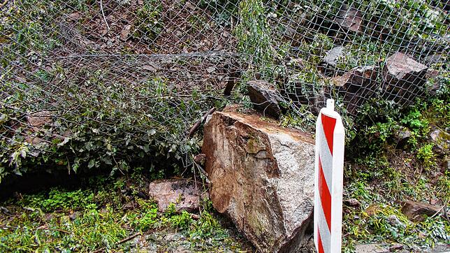 Ein Fels ist am Wochenende, 26./27. Juli, auf die L157 gestürzt. Seitdem ist die Straße durch das Schlüchttal gesperrt.