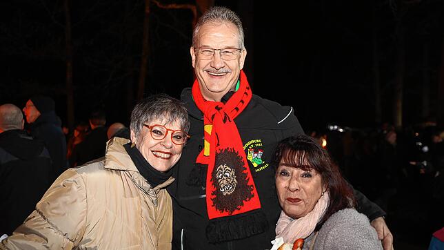 Bild 27: Konstanzer Fasnacht: Im Uniwald tanzen Narren und Mäschgerle am Feuer