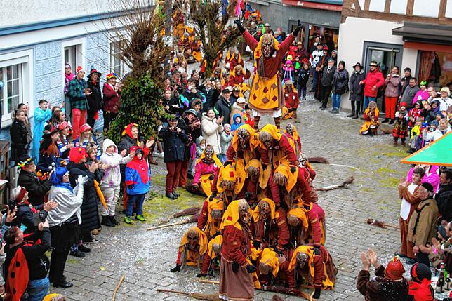 Umzug am Fasnetsmändig in Meßkirch: Hexenpyramide.