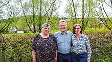 Die Vorsitzende Barbara Schatz (von links) zeichnet Bernd und Regina Kohler für zehnjährige Mitgliedschaft in der VdK-Ortsgruppe ...