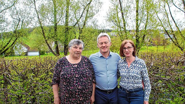Die Vorsitzende Barbara Schatz (von links) zeichnet Bernd und Regina Kohler für zehnjährige Mitgliedschaft in der VdK-Ortsgruppe ...