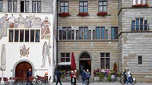 Das Rathaus von Überlingen im Herbst 2024. Am kommenden Sonntag sind Oberbürgermeisterwahlen.