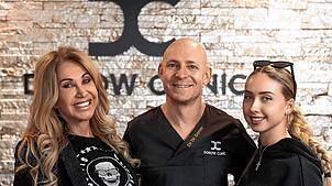 Carmen (links) und Davina Geiss (rechts) mit ihrem Schönheitschirurgen Andreas Dorow vor ihren Eingriffen.
