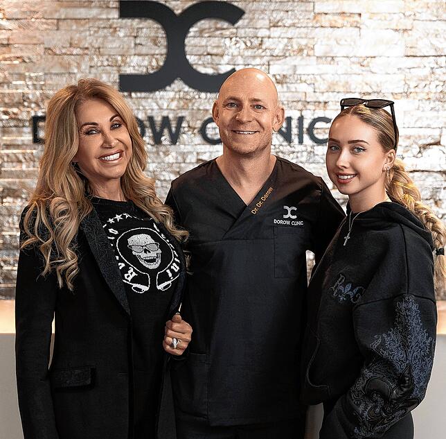 Carmen (links) und Shania Geiss (rechts) mit ihrem Schönheitschirurgen Andreas Dorow. Auch Davina hat sich am Hochrhein in Behandlung ...