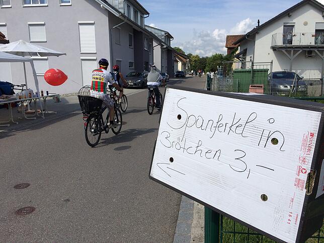 Bild 1: Alles, was zwei Räder und Pedale hat, ist beim Slowup auf der Straße