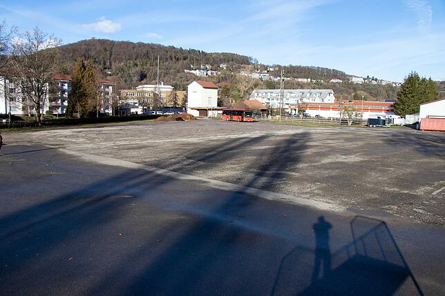 Derzeit als Parkplatz noch größtenteils ungenutzt ist der Festplatz an der Wutach. Er ist kostenlos, dafür aber einen fünfminütigen ...