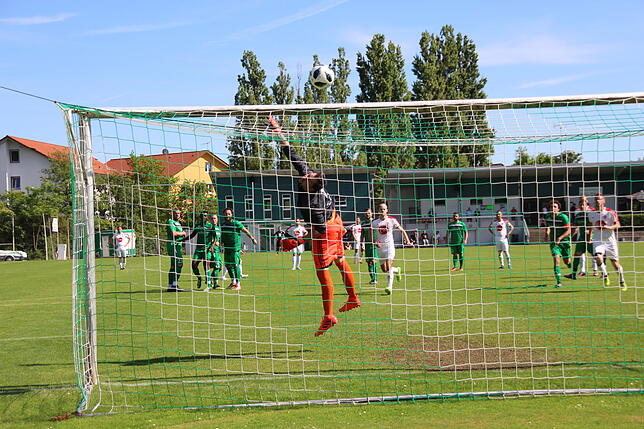 Dieser Ball klatschte ans Aluminium.