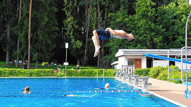 Solche Szenen wird es in dieser Saison im Löffinger Waldbad vorerst nicht geben. Das Bad öffnet zwar am 1. Juli seine Pforten für ...
