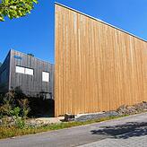 An der Nordseite läuft das Gebäude der Markthalle spitz zu. Die Architektur ist analog zu der des Nabu-Gebäudes (hinten).