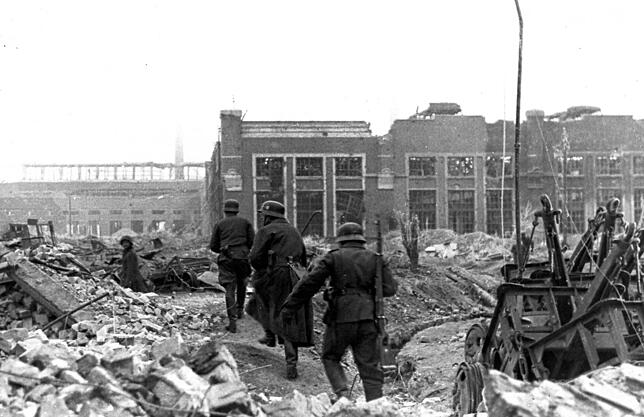 Soldaten der 305. Infanterie-Division (“Bodensee-Division“) in den Ruinen der Traktorenfabrik in Stalingrad. Hier wurde um ...