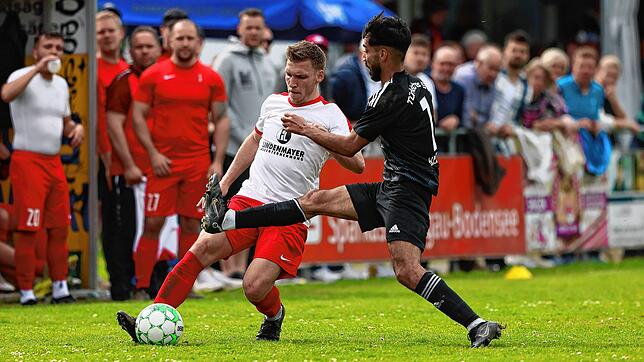 Nico Blessing (links im Bild, hier in der Vorsaison gegen den türk. SV Konstanz) vom FC Bodman-Ludwigshafen erzielte im Spiel gegen den ...