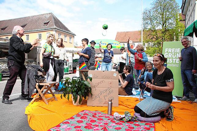 (Archivbild) Picknicken, stricken, spielen und entspannen auf dem Stephansplatz: Die Konstanzer Grünen wollen anstelle der Parkplätze ...
