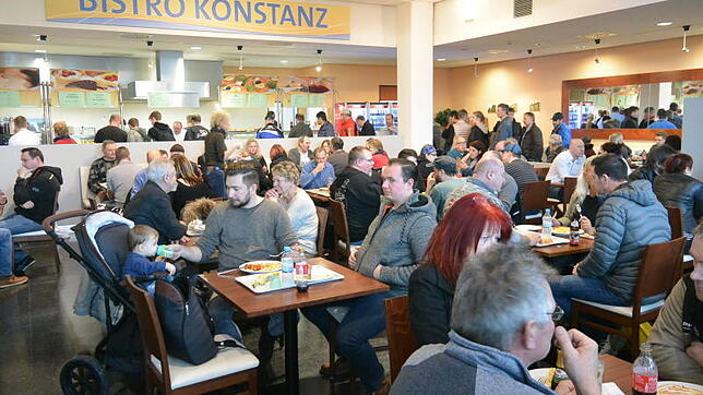 Lange warten müssen die Gäste im Bistro "Konstanz" auch in der Mittagszeit nicht, allerdings bleibt manche Wurst lauwarm.