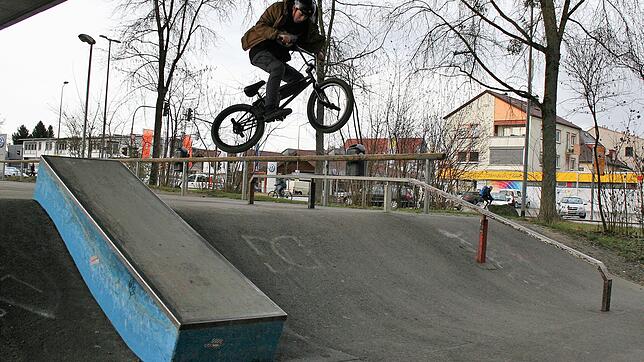 In Friedrichshafen nutzen neben Skatern auch Radsportler die Anlage in der Kitzenwiese. In Salem soll eine kombinierte Skate- und ...