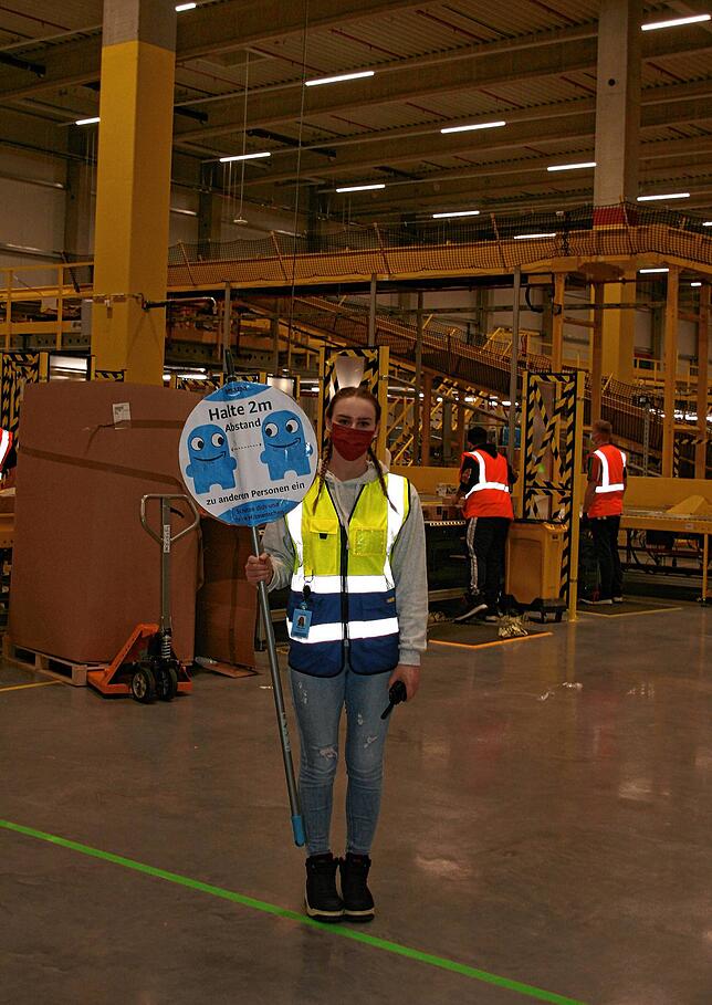 Mareike Braun ist in der Nachtschicht der Social Distance Champion. Sie erinnert ihre Kollegen mit einem Schild an den ...