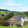 Der Baum hielt dem Unwetter nicht Stand: Die Feuerwehr konnte nicht verhindern, dass der Stamm im Stockacher Ortsteil Hindelwangen auf ...