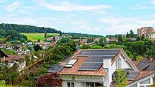 Der Baum hielt dem Unwetter nicht Stand: Die Feuerwehr konnte nicht verhindern, dass der Stamm im Stockacher Ortsteil Hindelwangen auf ...